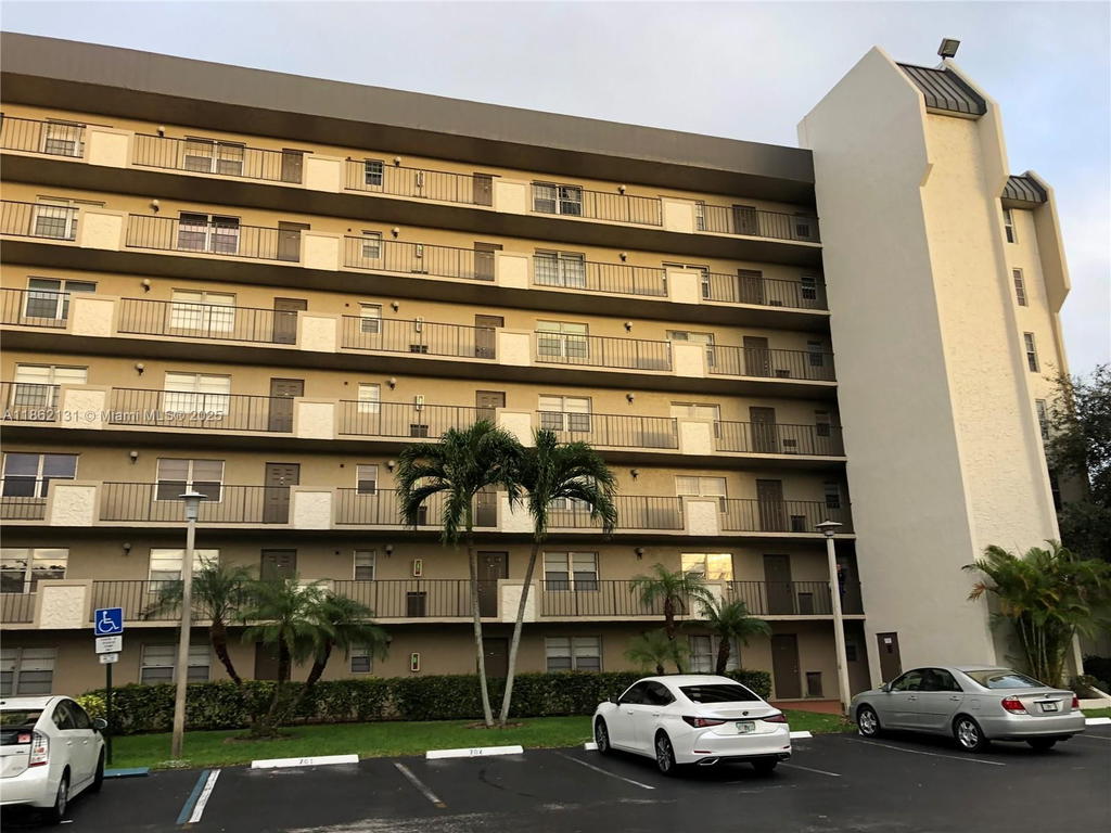 Real estate property located at 3100 Rolling Hills Cir #310, Broward, Rolling Hills Golf And Te, Davie, FL
