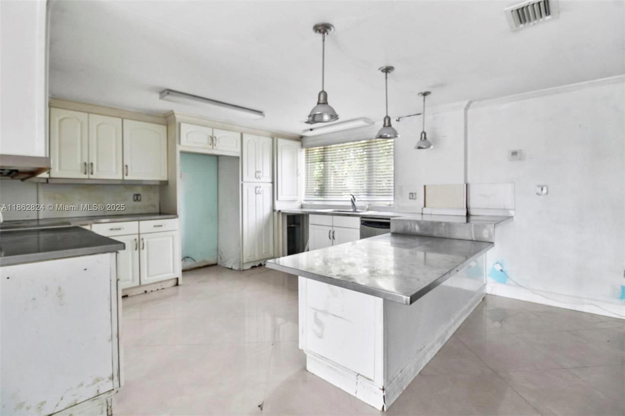 Real estate property located at 4399 89th Ave, Miami-dade, Mc Cahills Bluebird Lake, Miami, FL