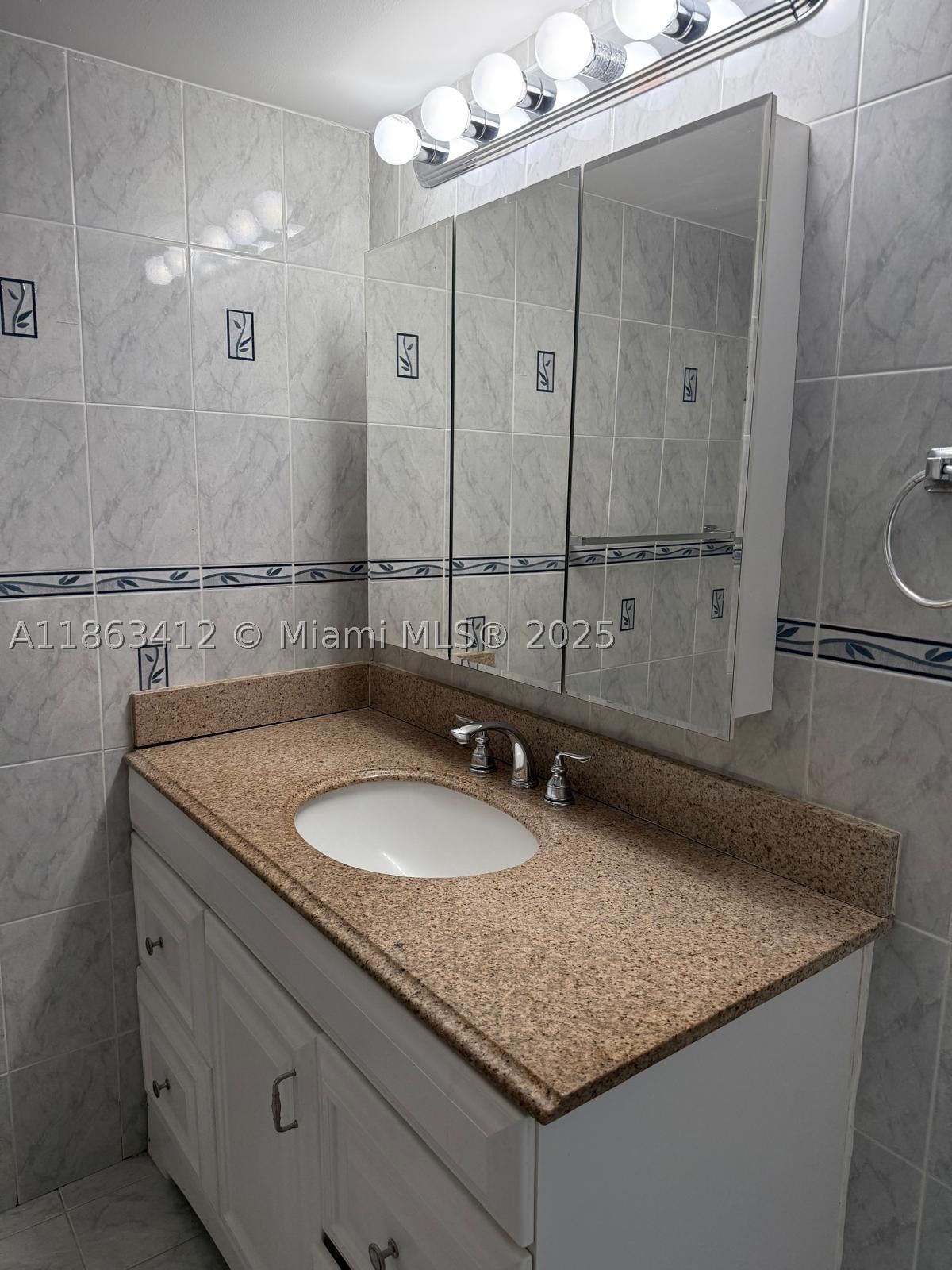 Real estate property located at 10000 80th Ct #2124, Miami-dade, Samari Lake East Condo, Hialeah Gardens, FL