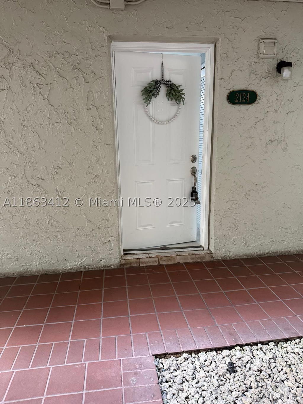 Real estate property located at 10000 80th Ct #2124, Miami-dade, Samari Lake East Condo, Hialeah Gardens, FL