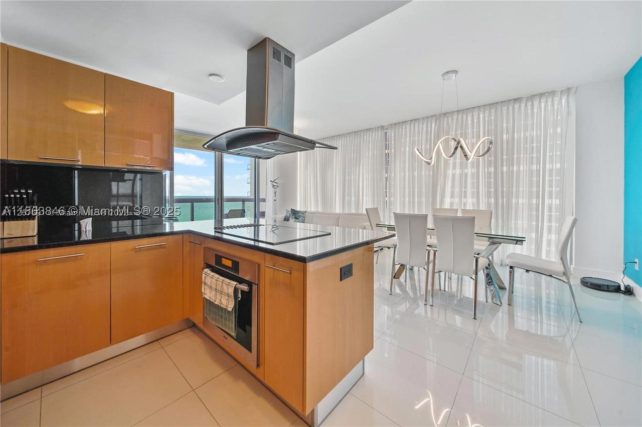 Real estate property located at 6899 Collins Ave #808, Miami-dade, North Carillon Beach Cond, Miami Beach, FL