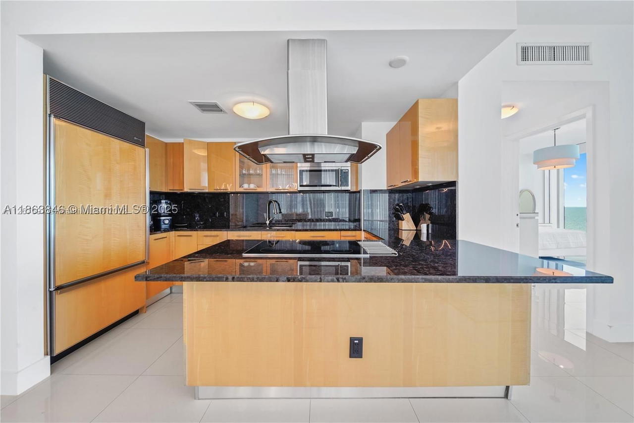 Real estate property located at 6899 Collins Ave #808, Miami-dade, North Carillon Beach Cond, Miami Beach, FL