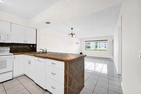 Real estate property located at 8420 154th Cir Ct #512, Miami-dade, Lake & Tennis Villas Ph 1, Miami, FL