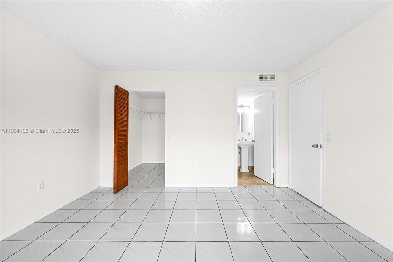 Real estate property located at 8420 154th Cir Ct #512, Miami-dade, Lake & Tennis Villas Ph 1, Miami, FL