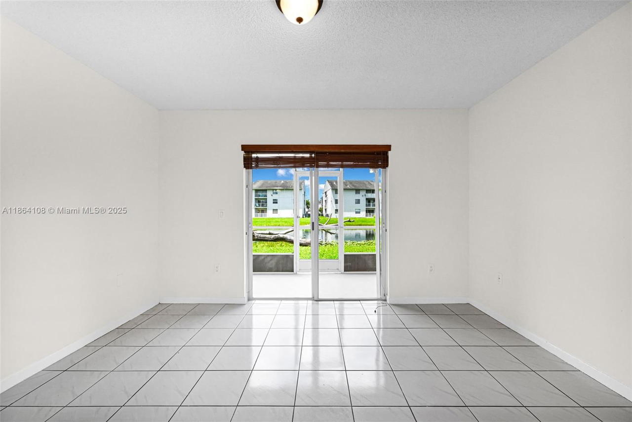 Real estate property located at 8420 154th Cir Ct #512, Miami-dade, Lake & Tennis Villas Ph 1, Miami, FL