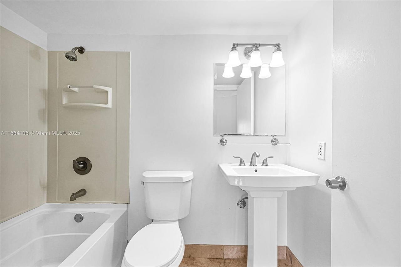 Real estate property located at 8420 154th Cir Ct #512, Miami-dade, Lake & Tennis Villas Ph 1, Miami, FL