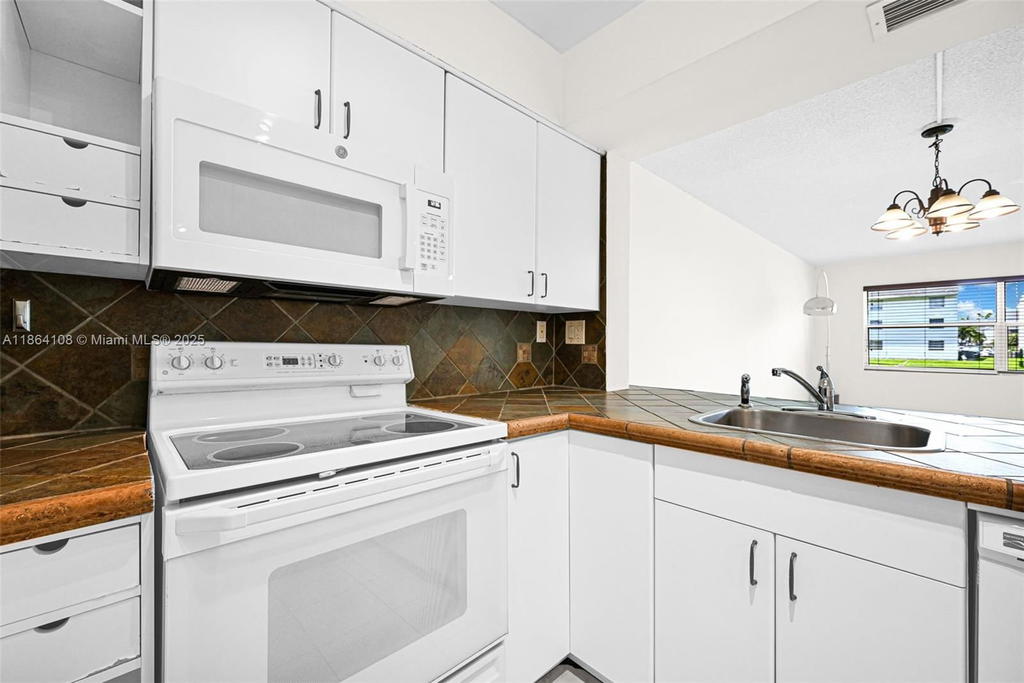 Real estate property located at 8420 154th Cir Ct #512, Miami-dade, Lake & Tennis Villas Ph 1, Miami, FL