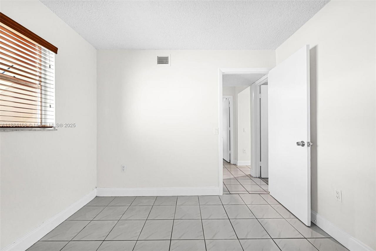 Real estate property located at 8420 154th Cir Ct #512, Miami-dade, Lake & Tennis Villas Ph 1, Miami, FL