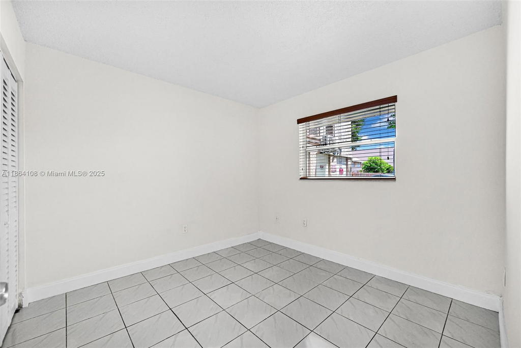 Real estate property located at 8420 154th Cir Ct #512, Miami-dade, Lake & Tennis Villas Ph 1, Miami, FL