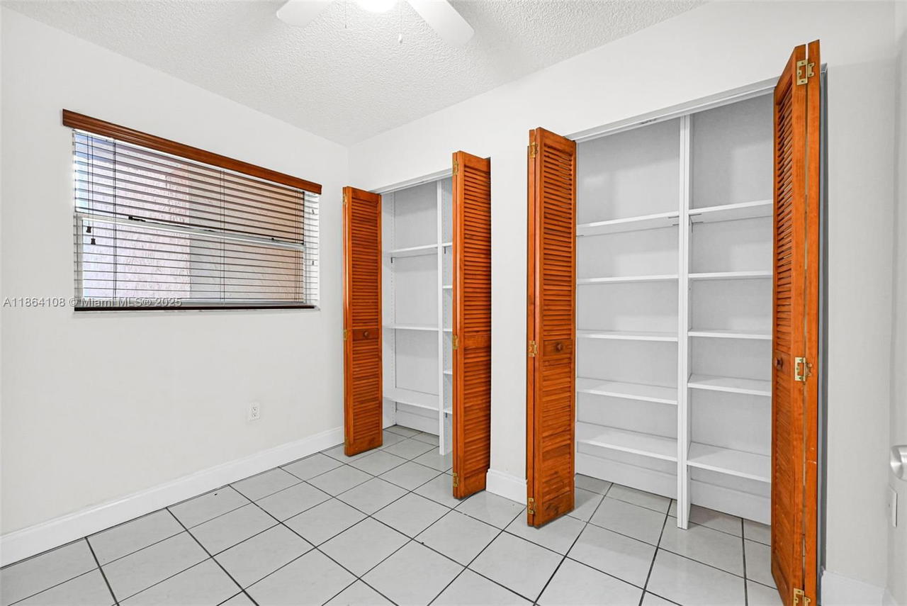 Real estate property located at 8420 154th Cir Ct #512, Miami-dade, Lake & Tennis Villas Ph 1, Miami, FL