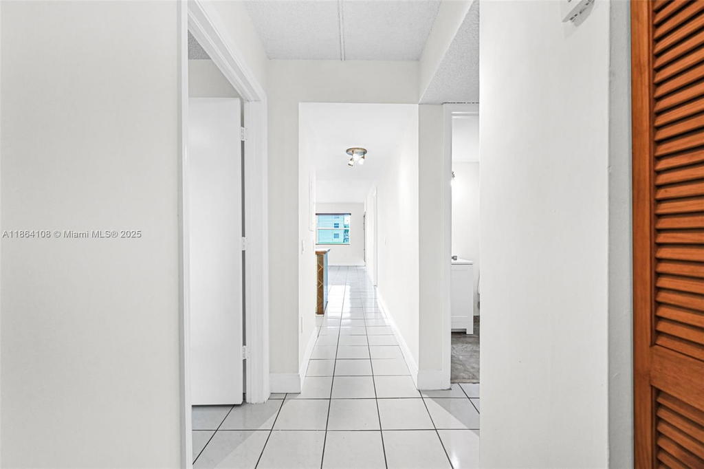 Real estate property located at 8420 154th Cir Ct #512, Miami-dade, Lake & Tennis Villas Ph 1, Miami, FL