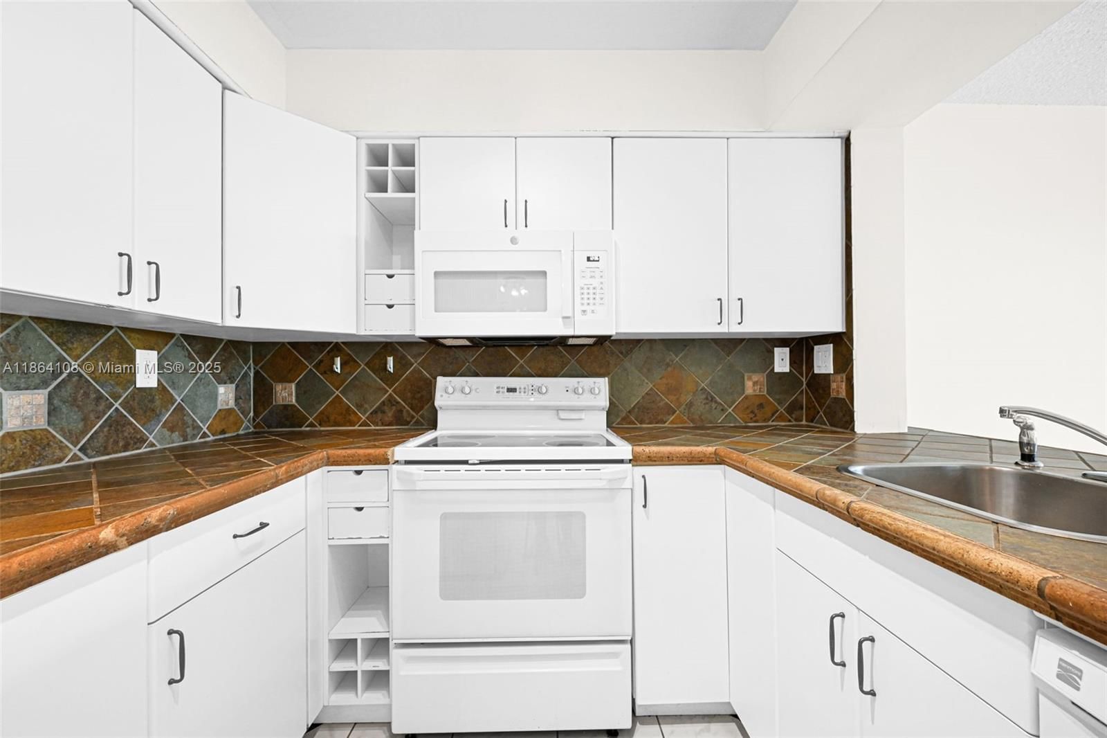 Real estate property located at 8420 154th Cir Ct #512, Miami-dade, Lake & Tennis Villas Ph 1, Miami, FL