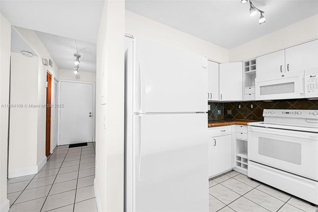Real estate property located at 8420 154th Cir Ct #512, Miami-dade, Lake & Tennis Villas Ph 1, Miami, FL