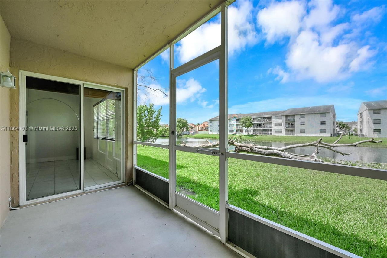 Real estate property located at 8420 154th Cir Ct #512, Miami-dade, Lake & Tennis Villas Ph 1, Miami, FL