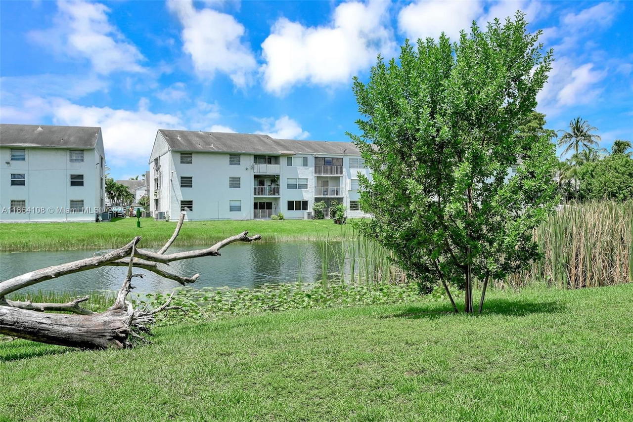 Real estate property located at 8420 154th Cir Ct #512, Miami-dade, Lake & Tennis Villas Ph 1, Miami, FL