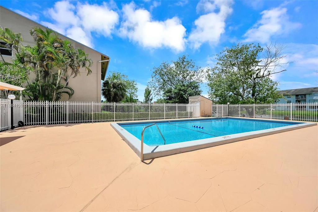 Real estate property located at 8420 154th Cir Ct #512, Miami-dade, Lake & Tennis Villas Ph 1, Miami, FL