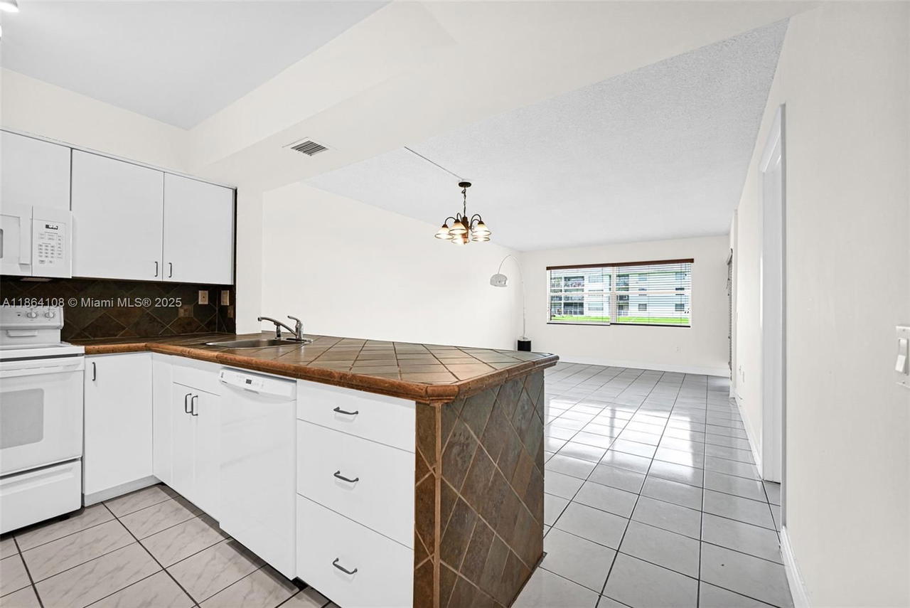 Real estate property located at 8420 154th Cir Ct #512, Miami-dade, Lake & Tennis Villas Ph 1, Miami, FL