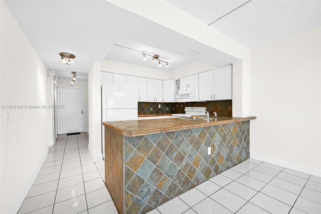 Real estate property located at 8420 154th Cir Ct #512, Miami-dade, Lake & Tennis Villas Ph 1, Miami, FL
