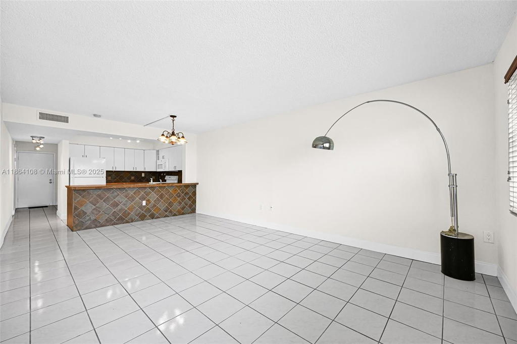 Real estate property located at 8420 154th Cir Ct #512, Miami-dade, Lake & Tennis Villas Ph 1, Miami, FL