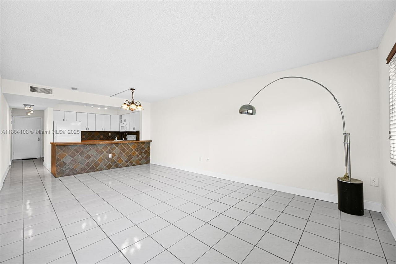 Real estate property located at 8420 154th Cir Ct #512, Miami-dade, Lake & Tennis Villas Ph 1, Miami, FL