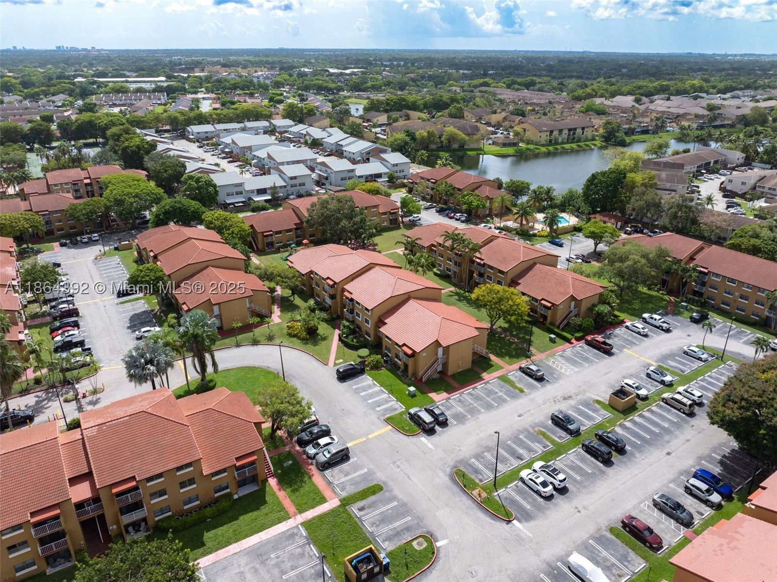 Real estate property located at 15620 80th St H-101, Miami-dade, The Courts At Kendall, Miami, FL