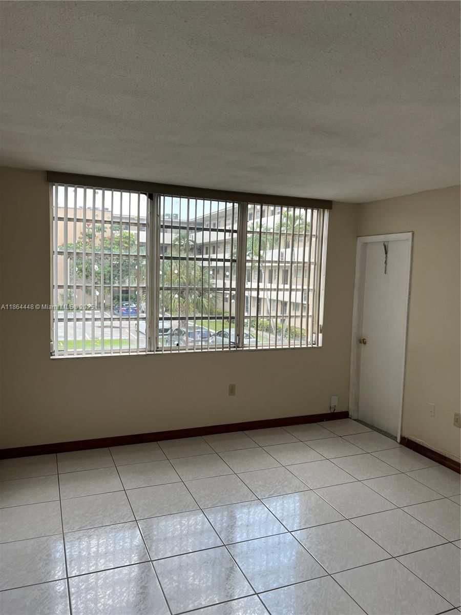 Real estate property located at 1680 191st St #216-2, Miami-dade, Jade Winds Group Allamand, Miami, FL