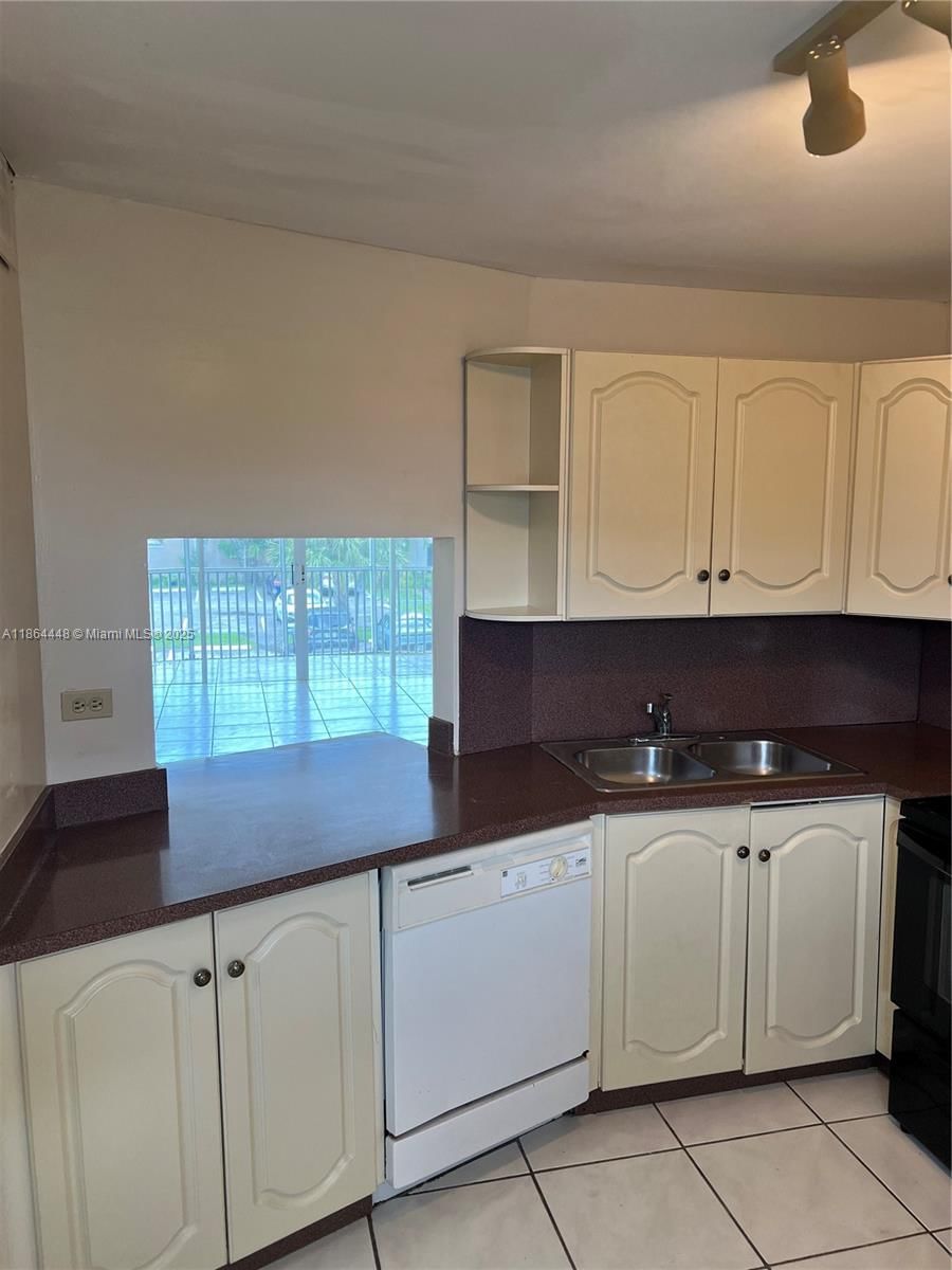 Real estate property located at 1680 191st St #216-2, Miami-dade, Jade Winds Group Allamand, Miami, FL