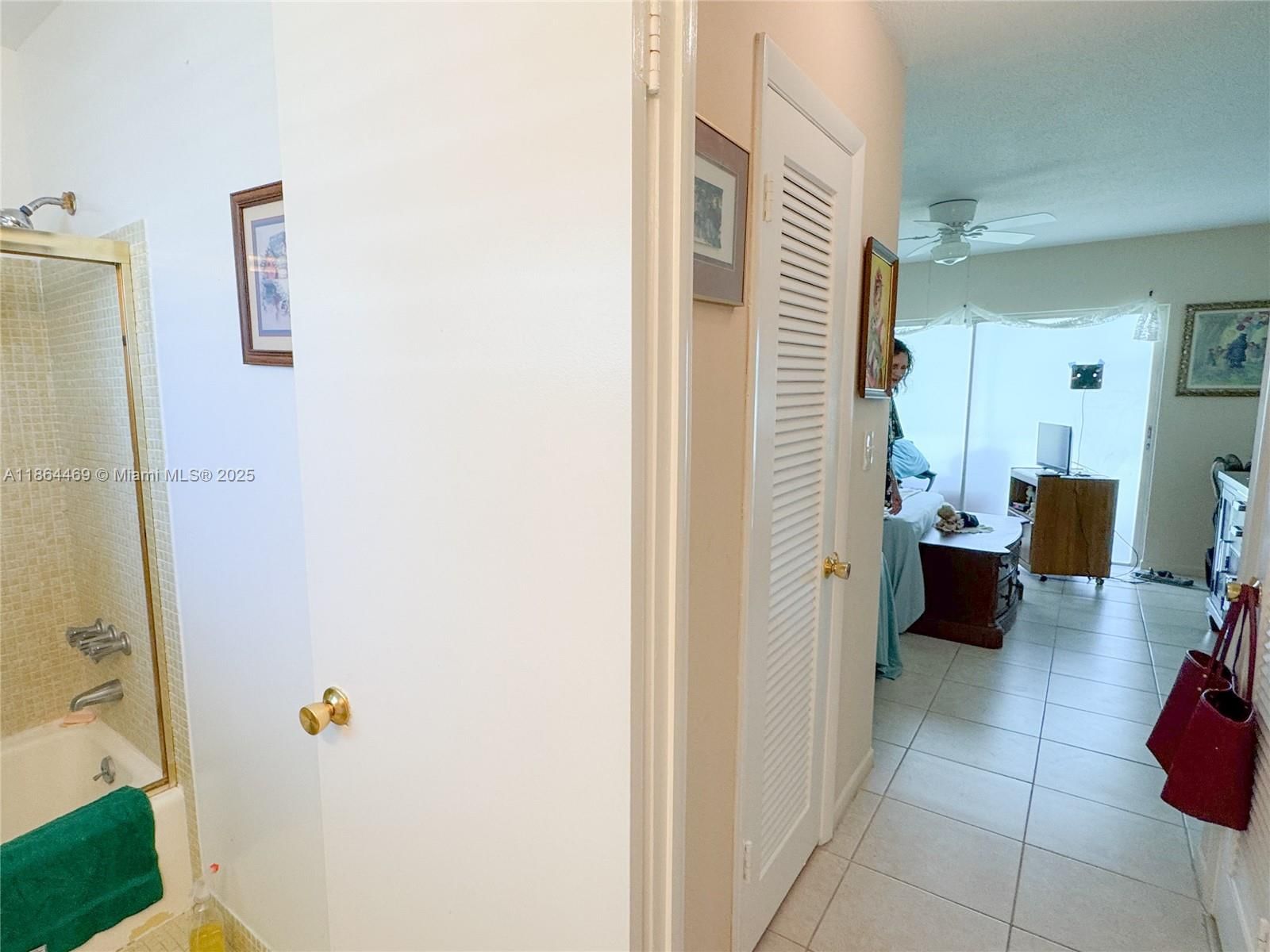 Real estate property located at 2300 Park Ln #105, Broward, Sheridan Lakes Condo Apts, Hollywood, FL