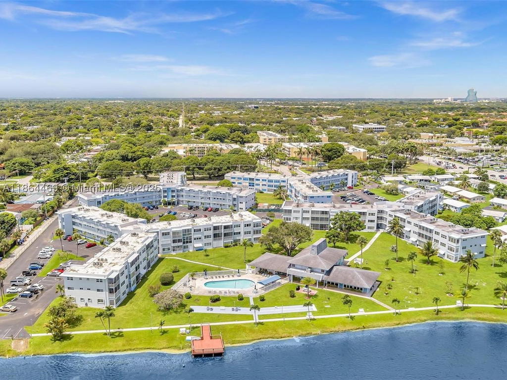 Real estate property located at 2300 Park Ln #105, Broward, Sheridan Lakes Condo Apts, Hollywood, FL