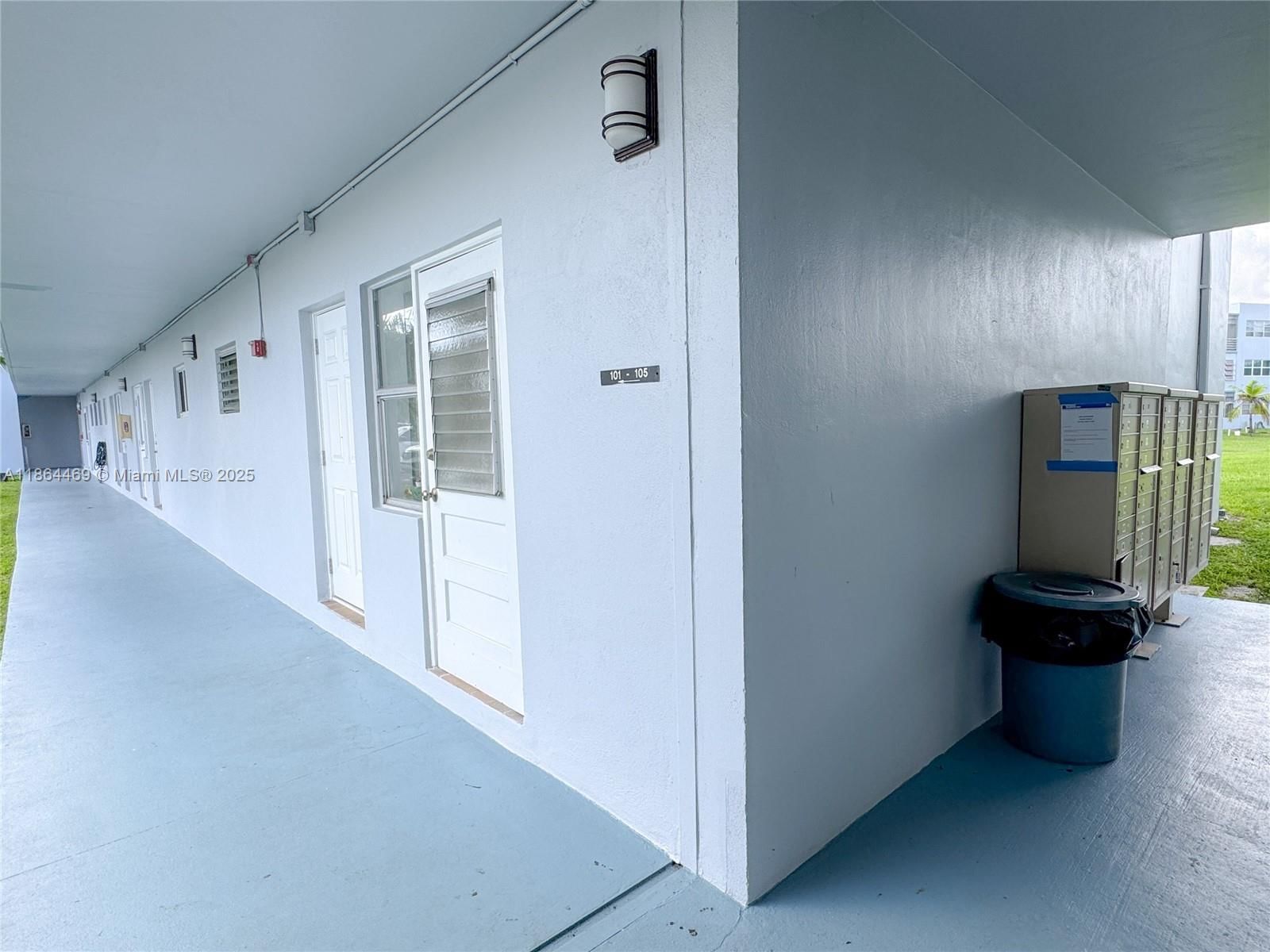 Real estate property located at 2300 Park Ln #105, Broward, Sheridan Lakes Condo Apts, Hollywood, FL
