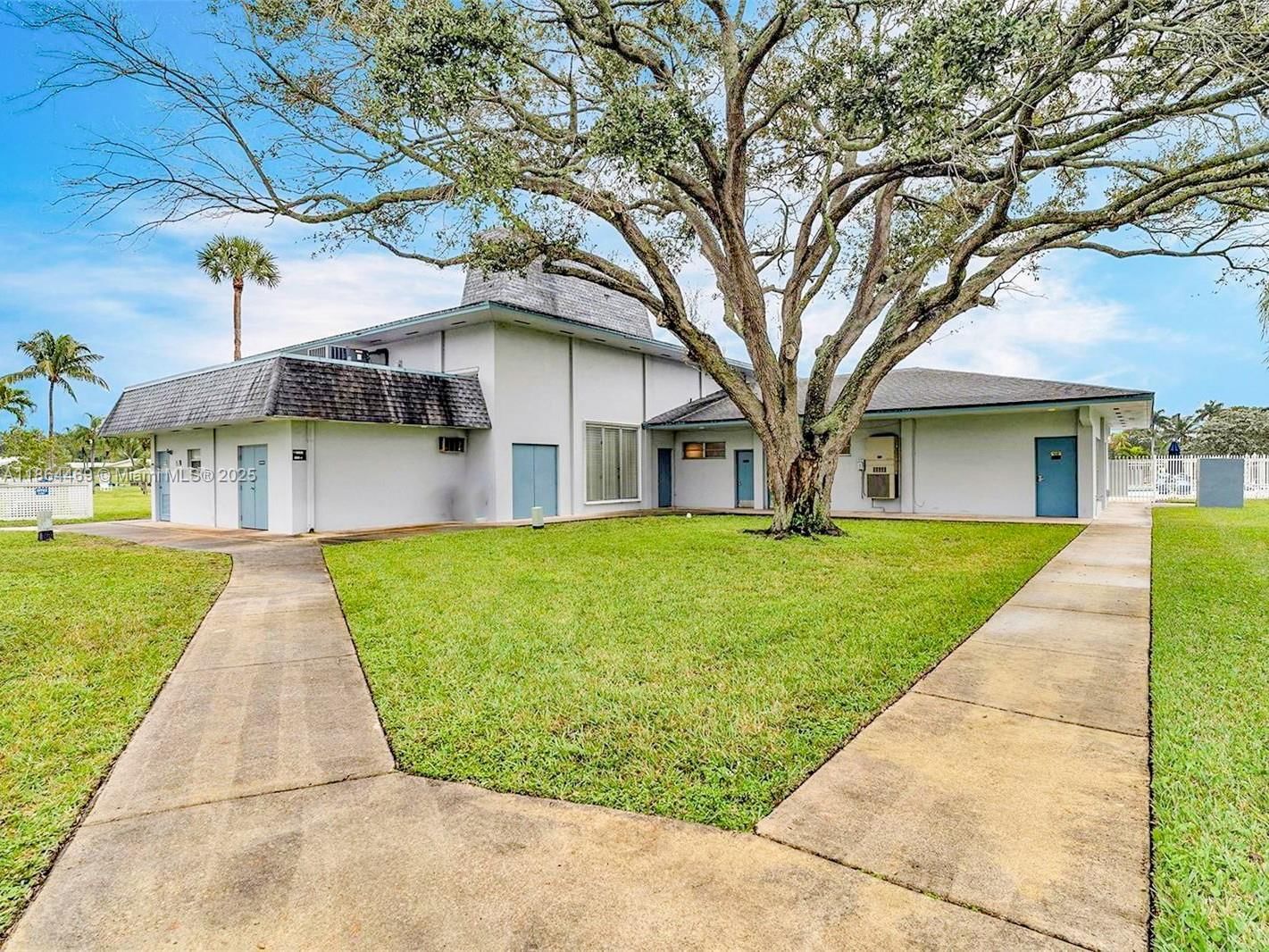 Real estate property located at 2300 Park Ln #105, Broward, Sheridan Lakes Condo Apts, Hollywood, FL