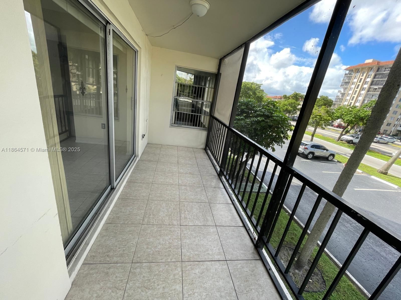 Real estate property located at 4164 Inverrary Dr #215, Broward, Manors Of Inverrary Xii, Lauderhill, FL
