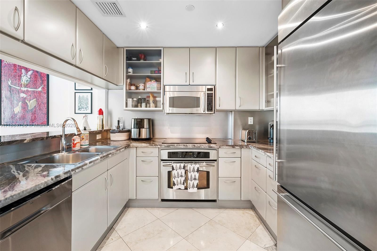 Real estate property located at 540 West Ave #712, Miami-dade, The Bentley Bay Condo, Miami Beach, FL