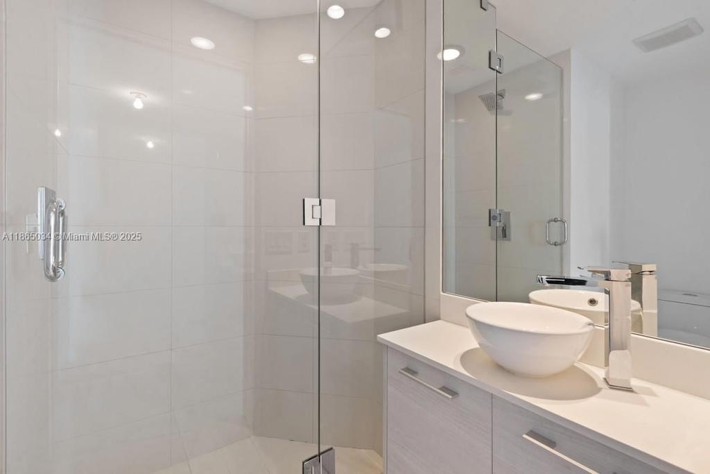 Real estate property located at 650 32nd St #2907, Miami-dade, Paraiso Bay Condo, Miami, FL