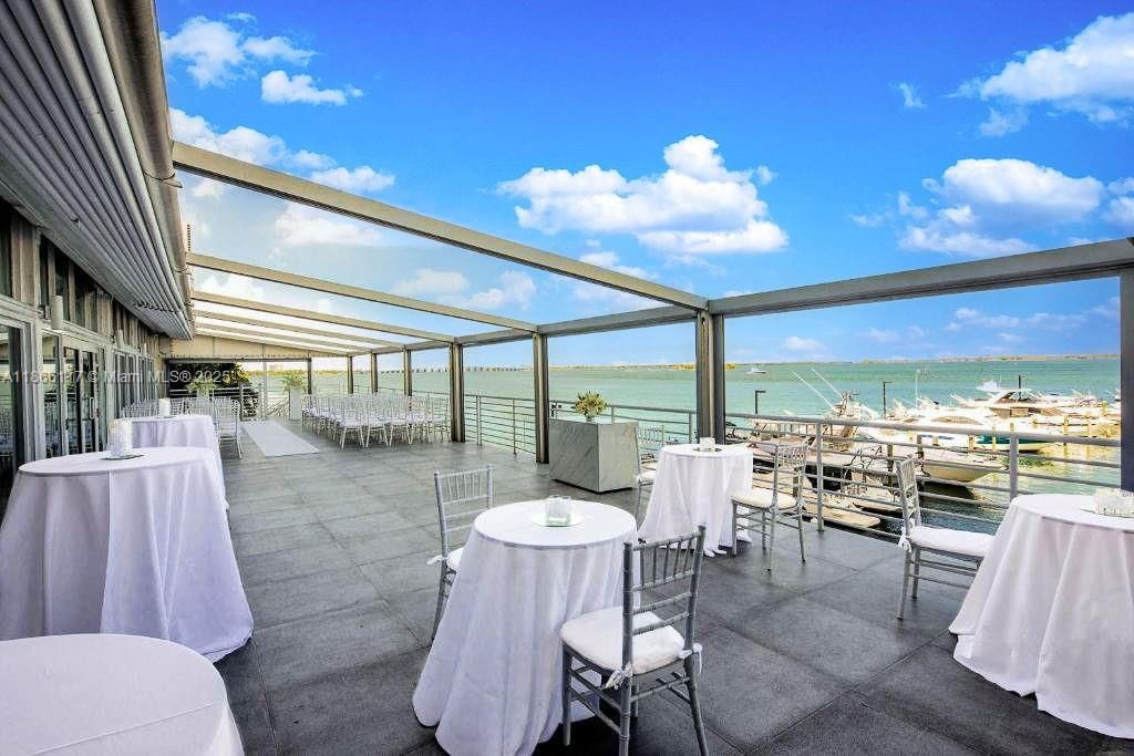 Real estate property located at 1717 Bayshore Dr A-3752, Miami-dade, Venetia Condo, Miami, FL