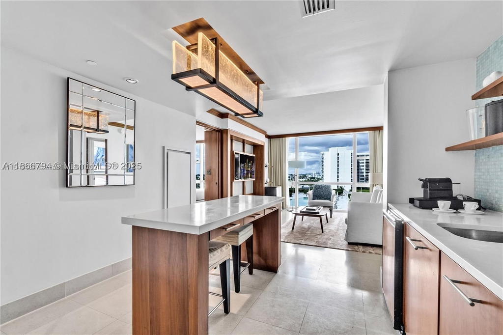 Real estate property located at 6801 Collins Ave #818, Miami-dade, Central Carillon Beach Co, Miami Beach, FL