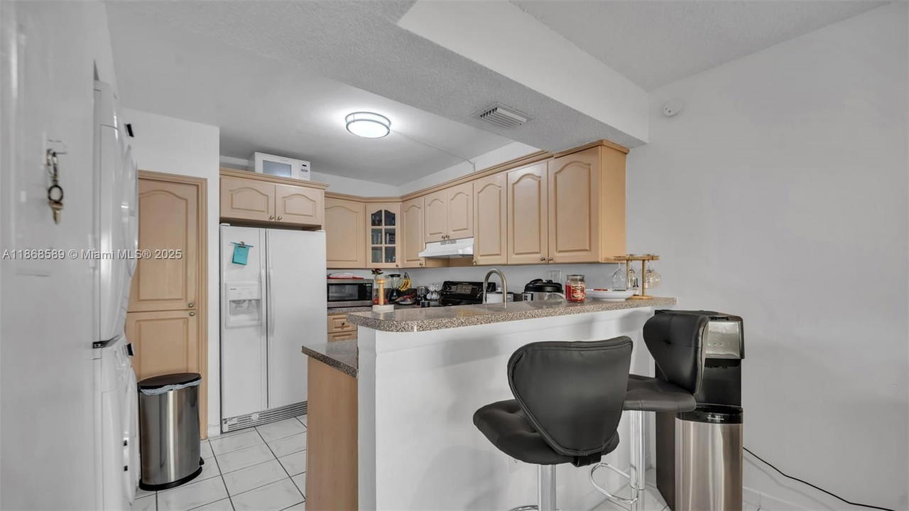 Real estate property located at 15480 82nd Ln #218, Miami-dade, Continuum Condo Ph Ii, Miami, FL