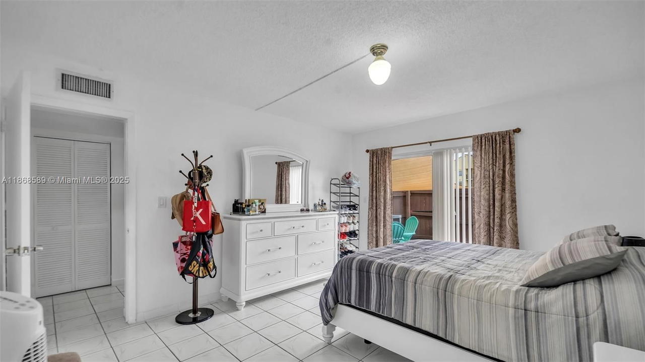 Real estate property located at 15480 82nd Ln #218, Miami-dade, Continuum Condo Ph Ii, Miami, FL