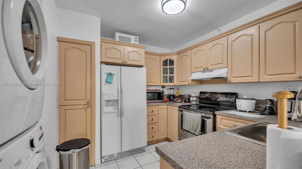 Real estate property located at 15480 82nd Ln #218, Miami-dade, Continuum Condo Ph Ii, Miami, FL