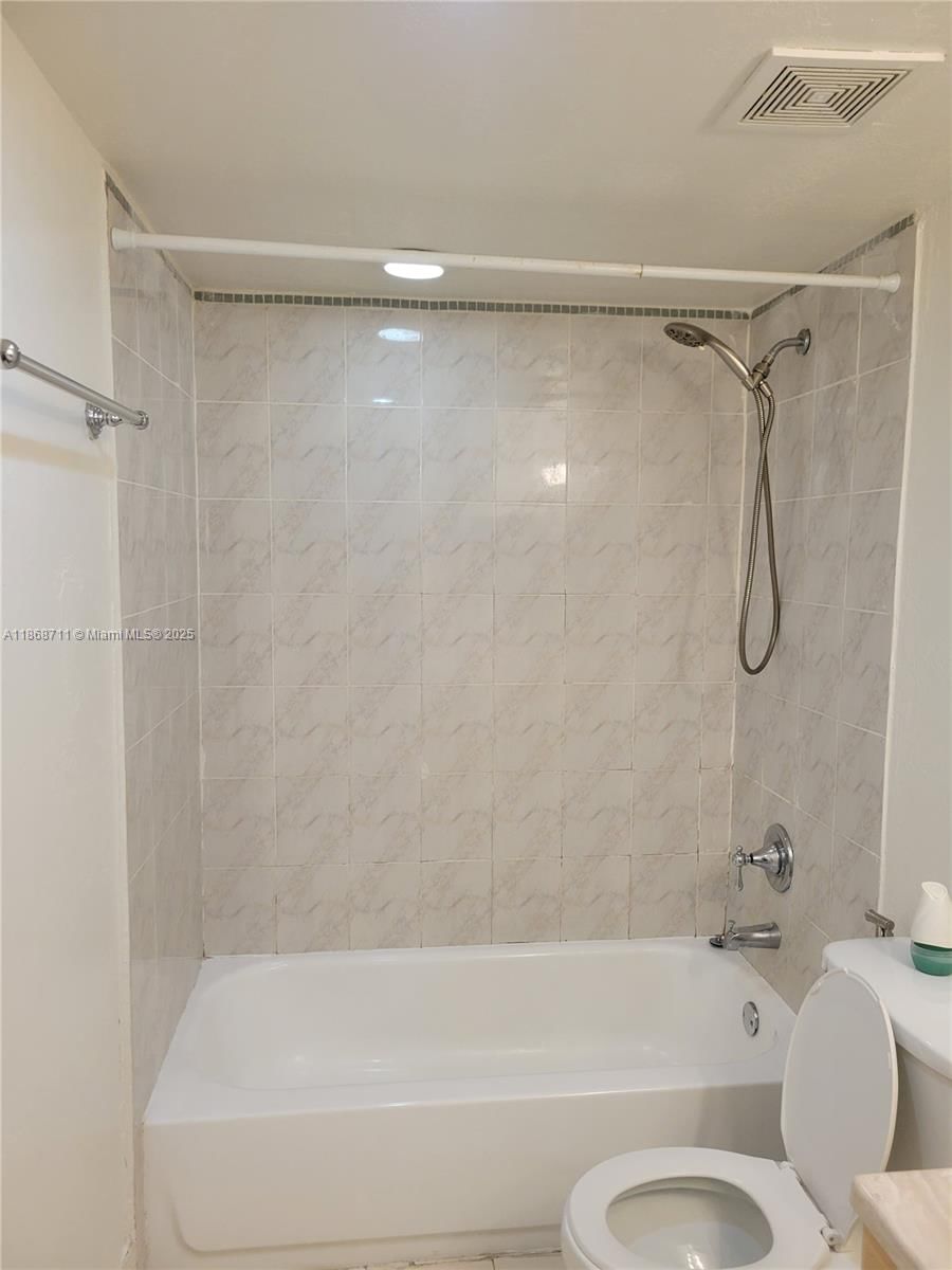 Real estate property located at 10000 80th Ct #2533, Miami-dade, Samari Lake East Condo, Hialeah Gardens, FL