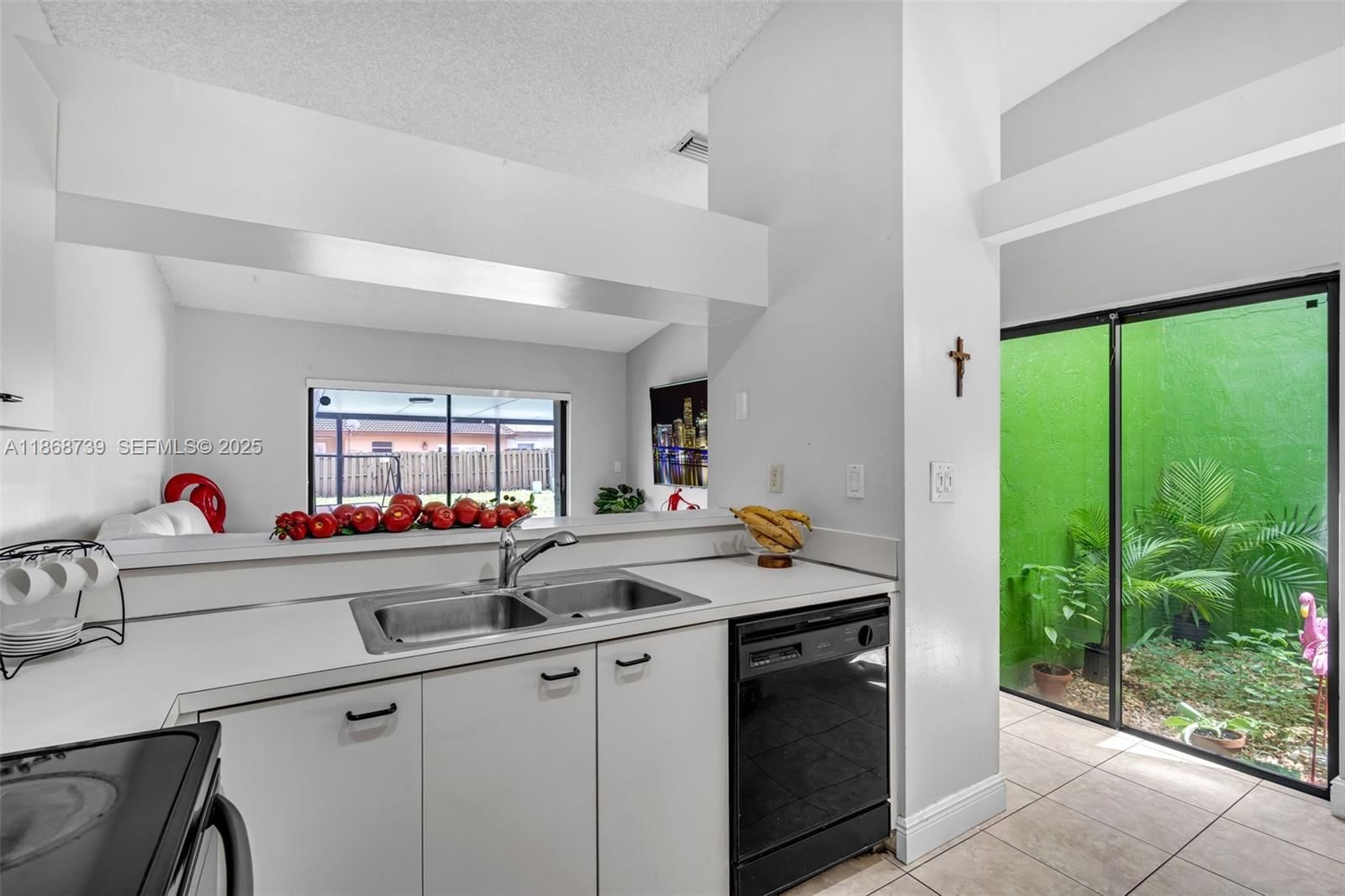 Real estate property located at 6646 175th Ter, Miami-dade, The Moors Townhouses, Hialeah, FL