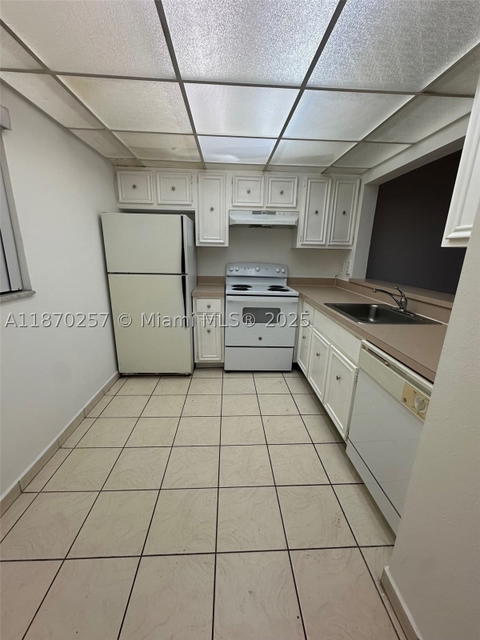 Real estate property located at 17911 68th Ave N206, Miami-dade, Venetian Gardens At Count, Hialeah, FL