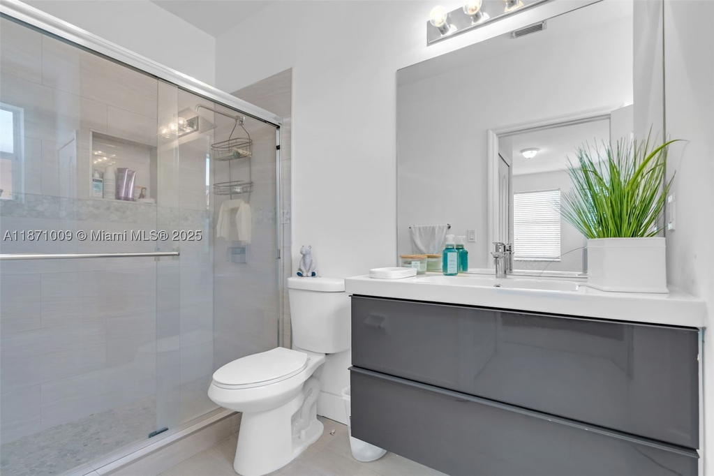 Real estate property located at 8467 110th Pl, Miami-dade, Galapagos Ii, Doral, FL