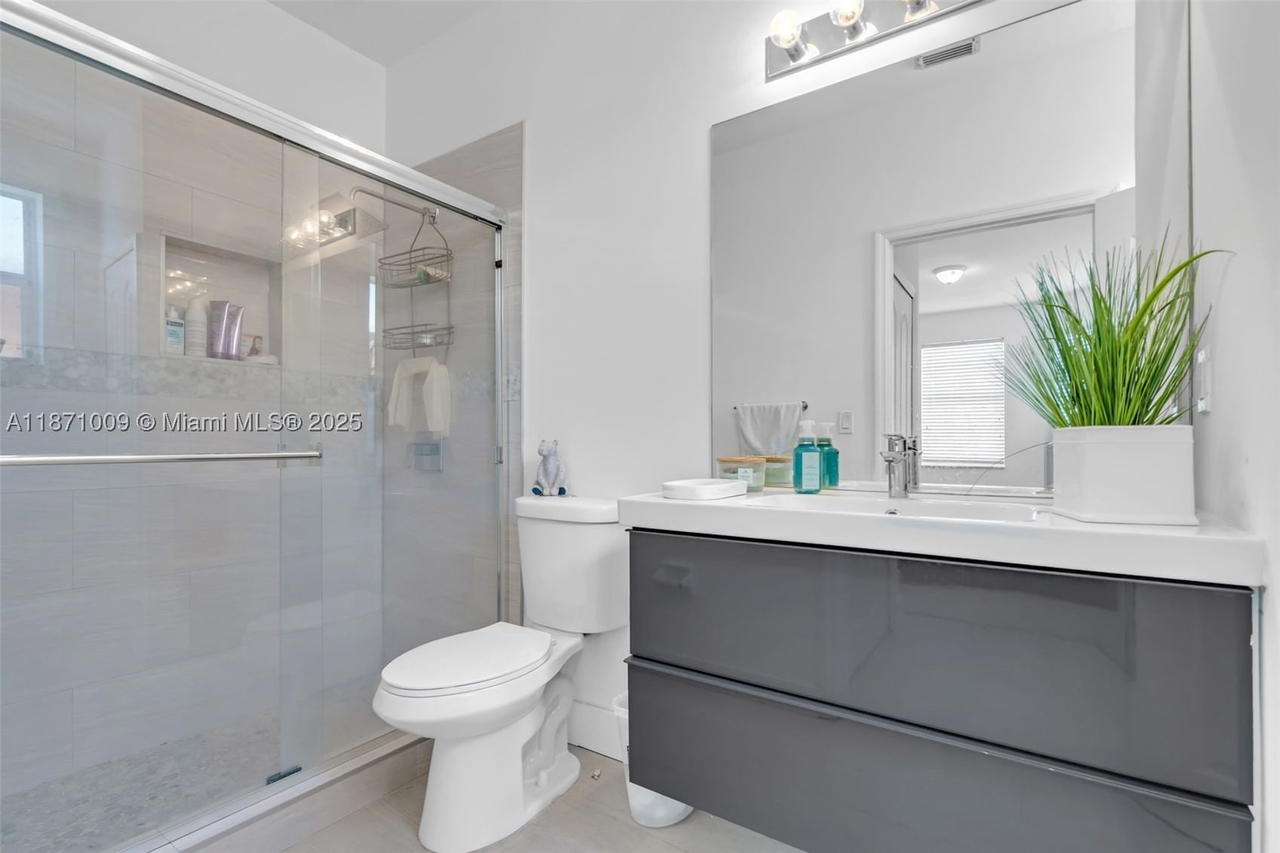 Real estate property located at 8467 110th Pl, Miami-dade, Galapagos Ii, Doral, FL
