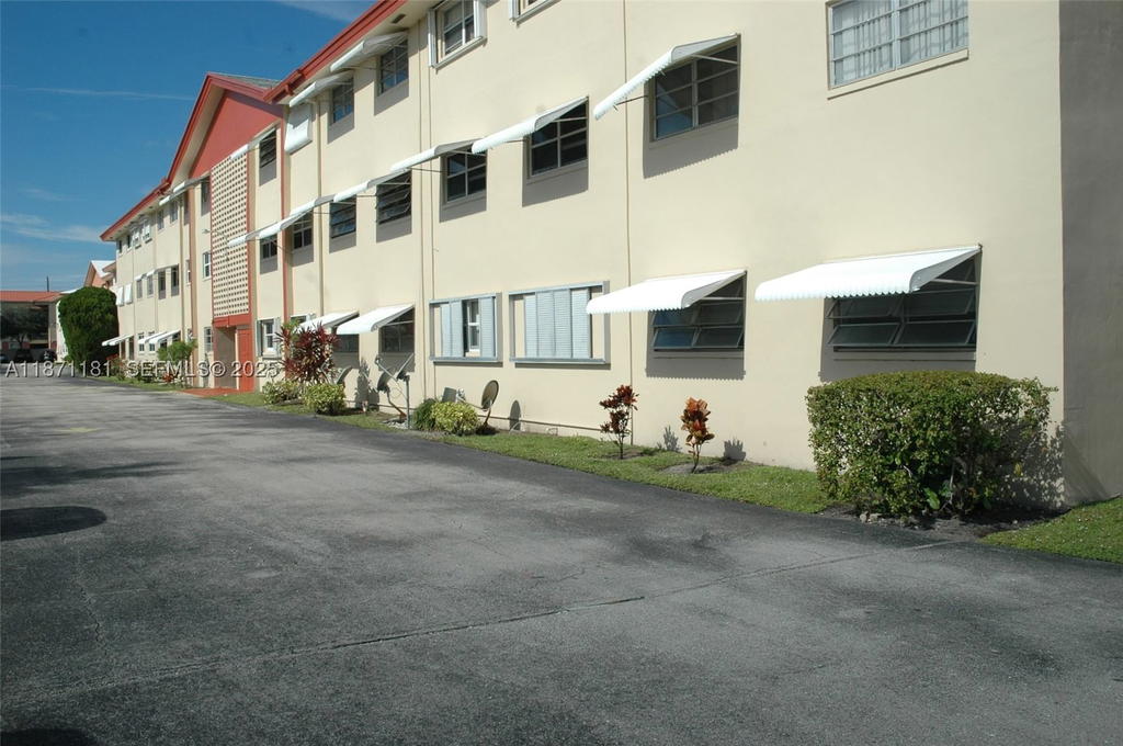 Real estate property located at 5300 Washington St Q307, Broward, Beverly Hills Condo Numbe, Hollywood, FL