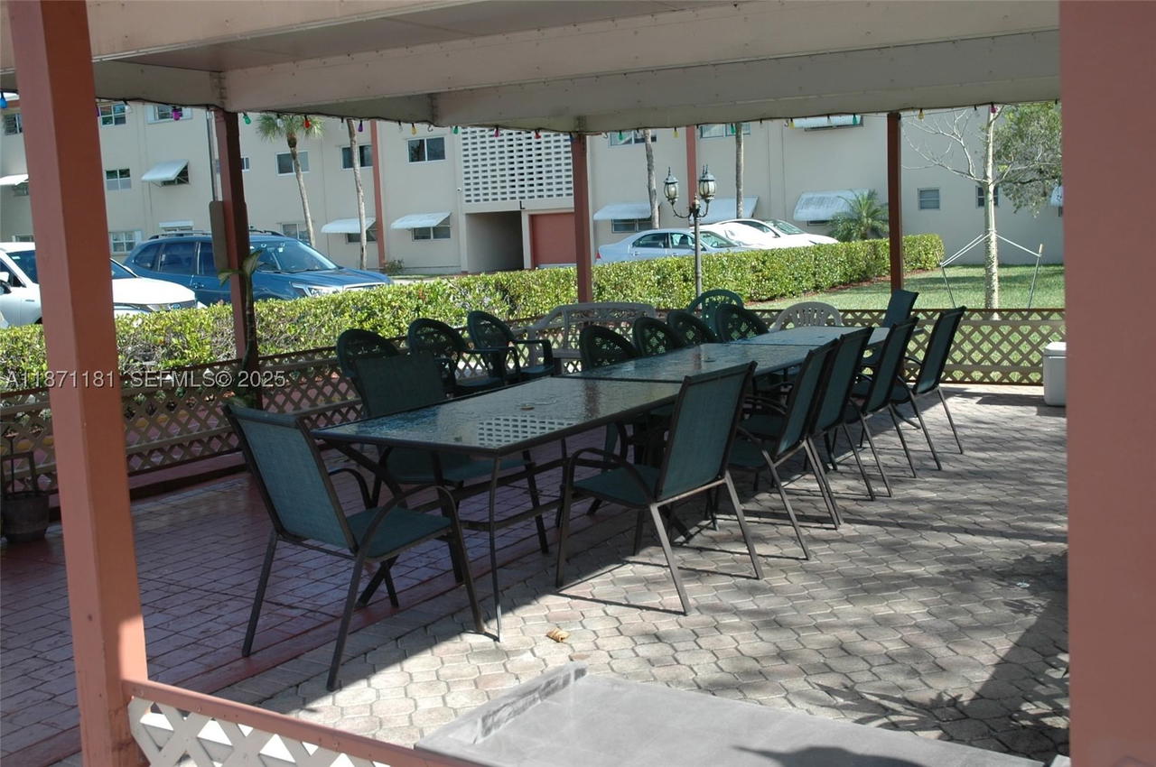 Real estate property located at 5300 Washington St Q307, Broward, Beverly Hills Condo Numbe, Hollywood, FL