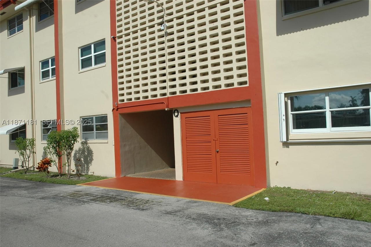 Real estate property located at 5300 Washington St Q307, Broward, Beverly Hills Condo Numbe, Hollywood, FL