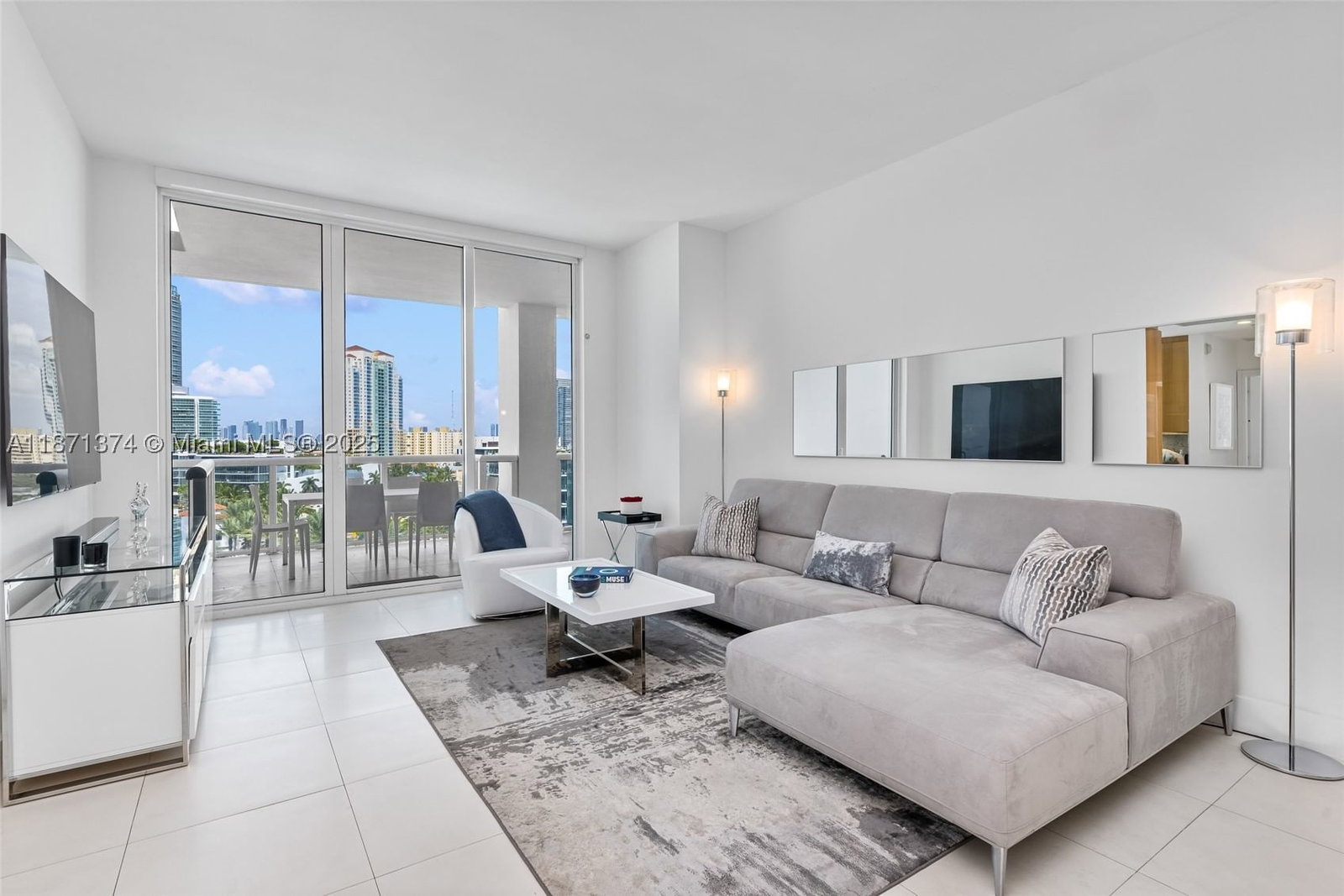 Real estate property located at 50 Pointe Dr #1005, Miami-dade, Continuum On South Beach, Miami Beach, FL