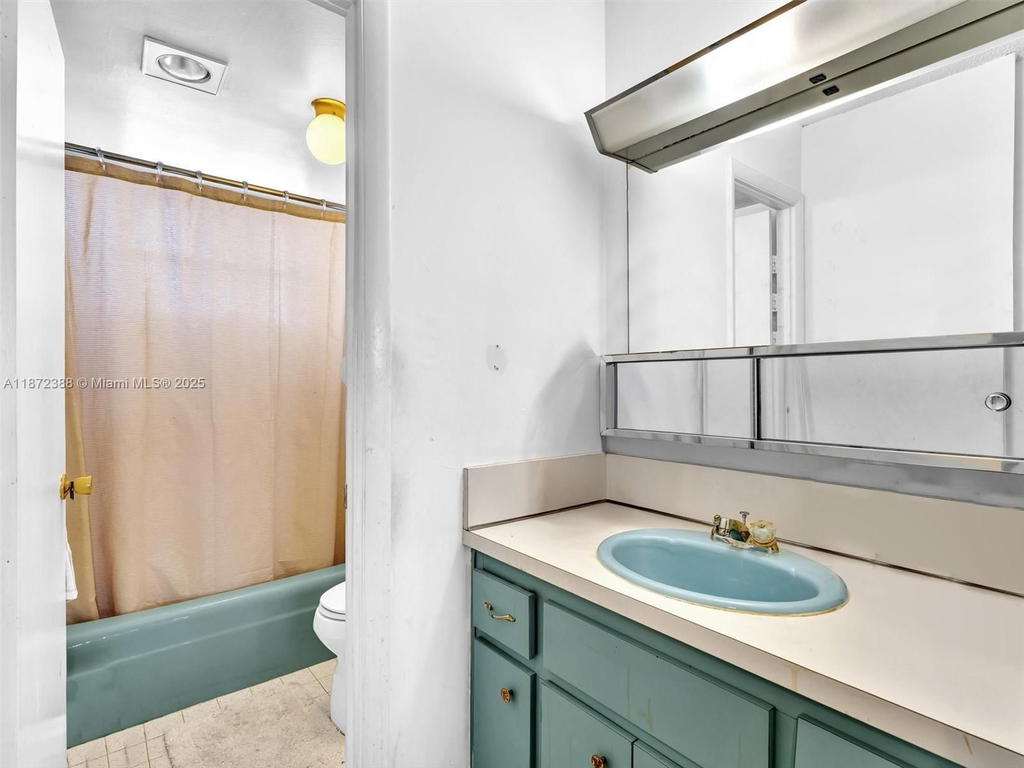 Real estate property located at 445 195th St #431, Miami-dade, Royal Oaks Condo, Miami, FL