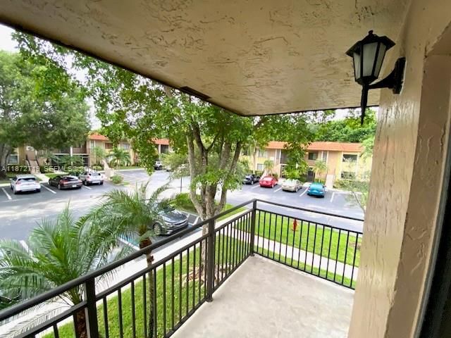 Real estate property located at 437 Lakeview Dr #201, Broward, Racquet Club Apartments A, Weston, FL